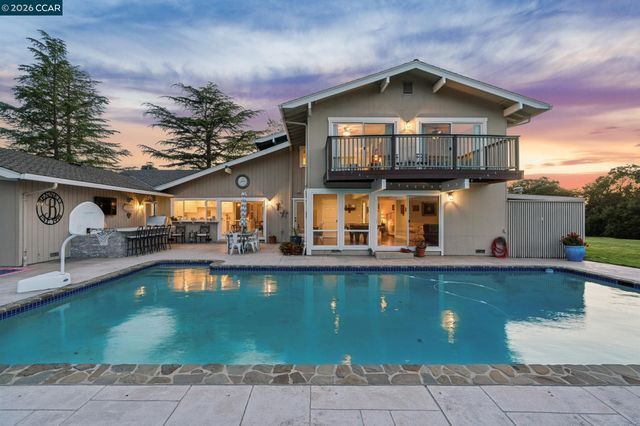 1933 Joseph Dr, Moraga, CA 94556