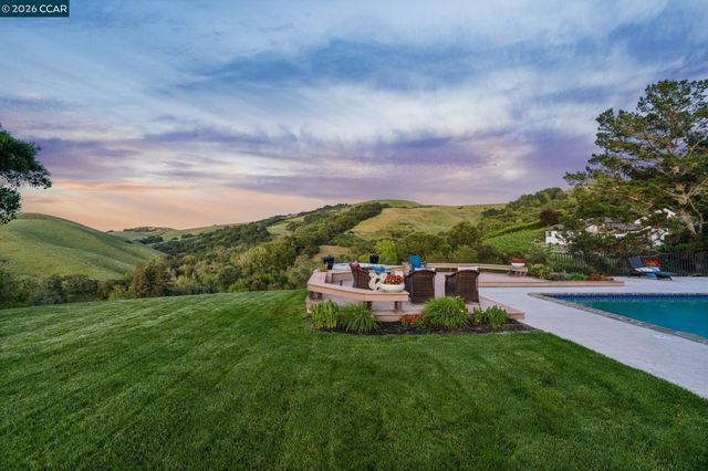 1933 Joseph Dr, Moraga, CA 94556