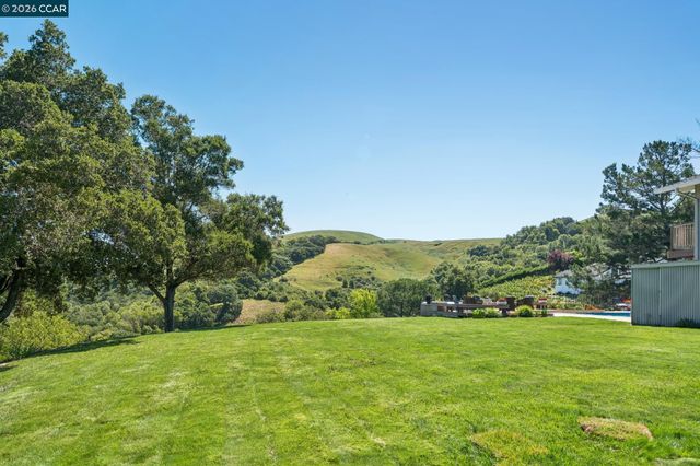1933 Joseph Dr, Moraga, CA 94556