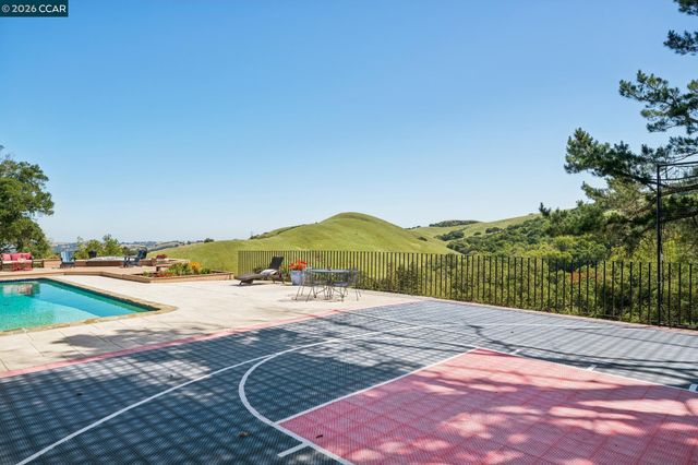 1933 Joseph Dr, Moraga, CA 94556