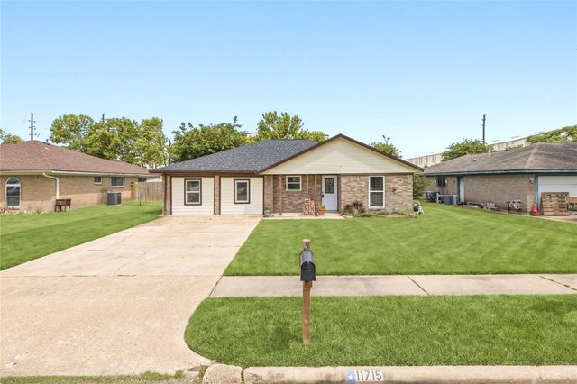 11715 Alamo Drive, La Porte, TX 77571