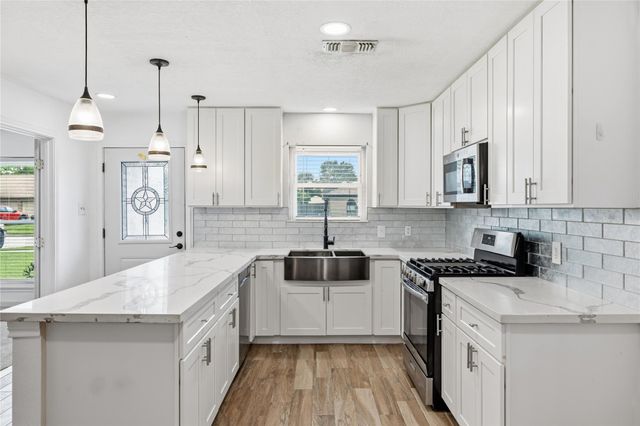 11715 Alamo Drive, La Porte, TX 77571