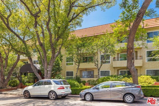 1203 N Sweetzer Avenue 305, West Hollywood, CA 90069