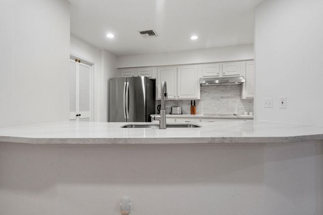 727 Bunker Hill Road 15, Houston, TX 77024