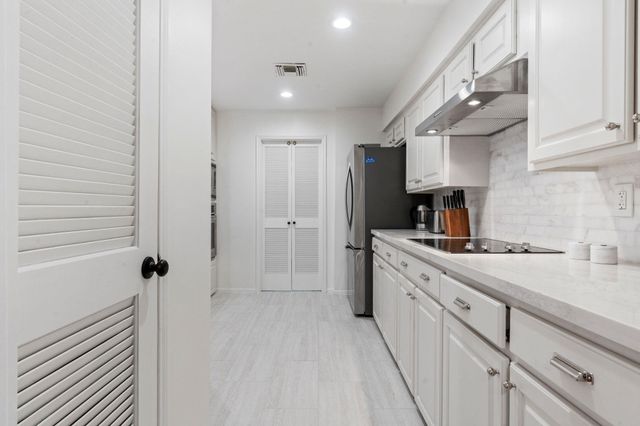 727 Bunker Hill Road 15, Houston, TX 77024