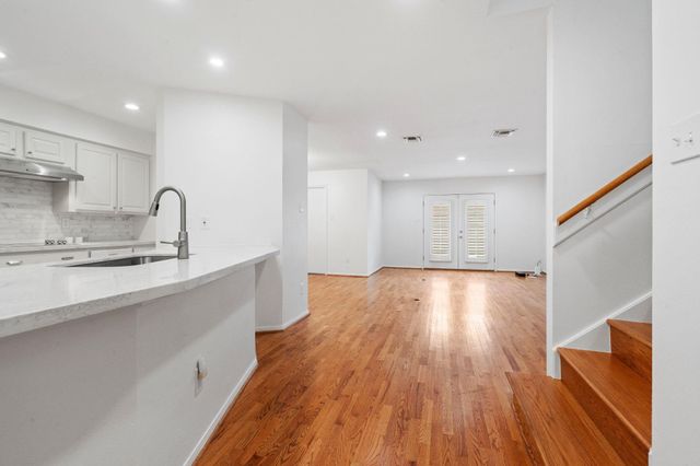 727 Bunker Hill Road 15, Houston, TX 77024