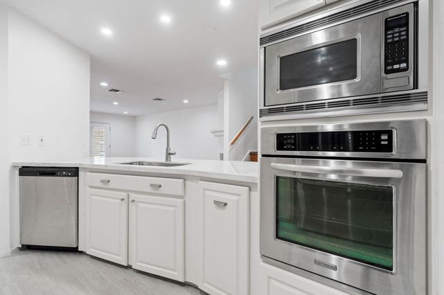 727 Bunker Hill Road 15, Houston, TX 77024
