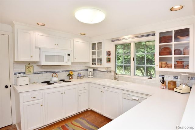 2026 W Bend Court, Bloomfield Hills, MI 48302