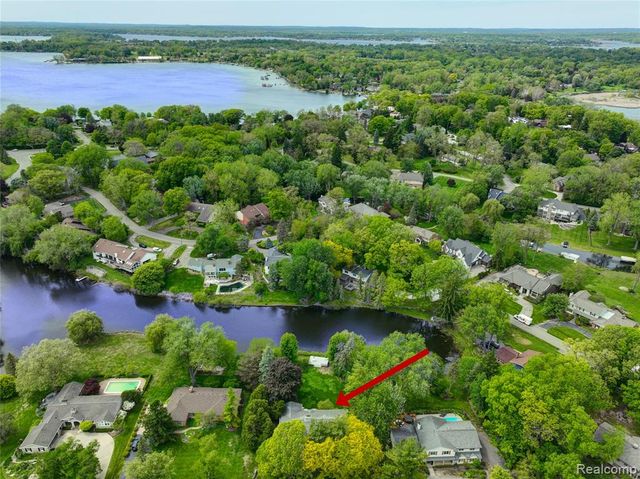 2026 W Bend Court, Bloomfield Hills, MI 48302
