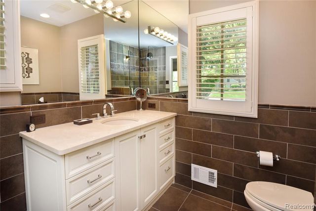 2026 W Bend Court, Bloomfield Hills, MI 48302
