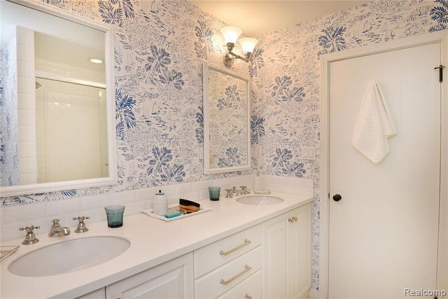 2026 W Bend Court, Bloomfield Hills, MI 48302