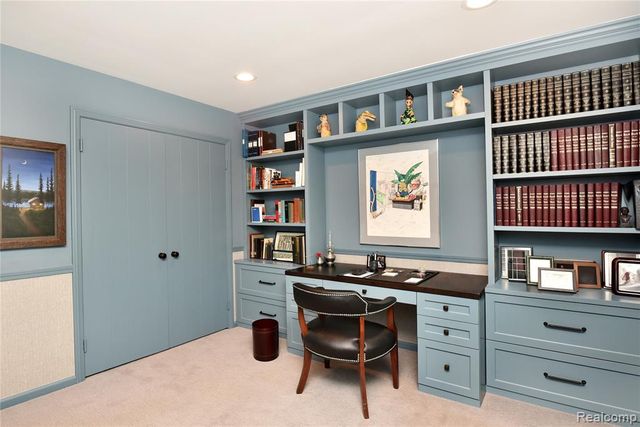 2026 W Bend Court, Bloomfield Hills, MI 48302
