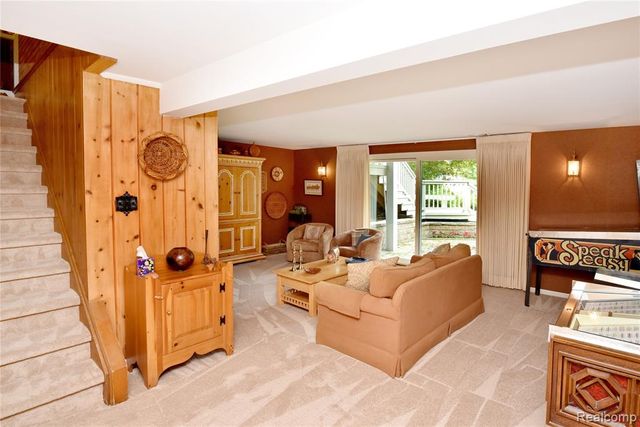 2026 W Bend Court, Bloomfield Hills, MI 48302