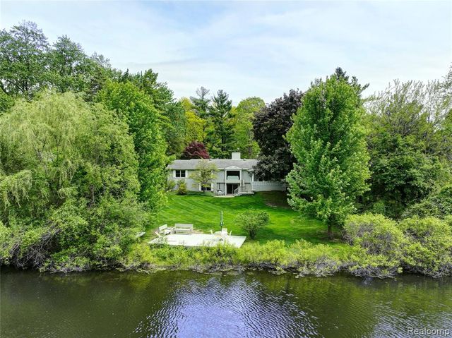 2026 W Bend Court, Bloomfield Hills, MI 48302