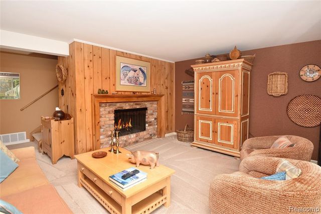 2026 W Bend Court, Bloomfield Hills, MI 48302