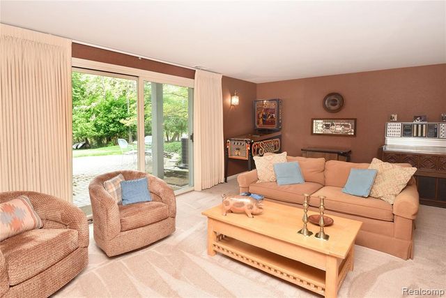 2026 W Bend Court, Bloomfield Hills, MI 48302
