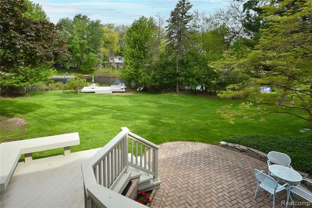 2026 W Bend Court, Bloomfield Hills, MI 48302