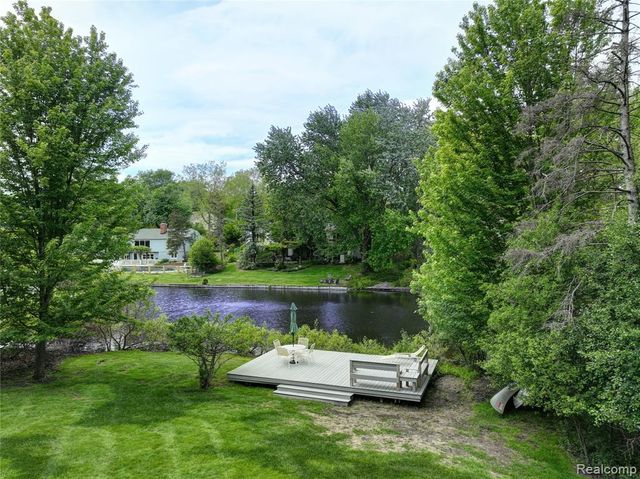 2026 W Bend Court, Bloomfield Hills, MI 48302