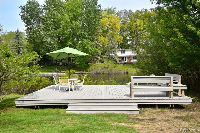2026 W Bend Court, Bloomfield Hills, MI 48302
