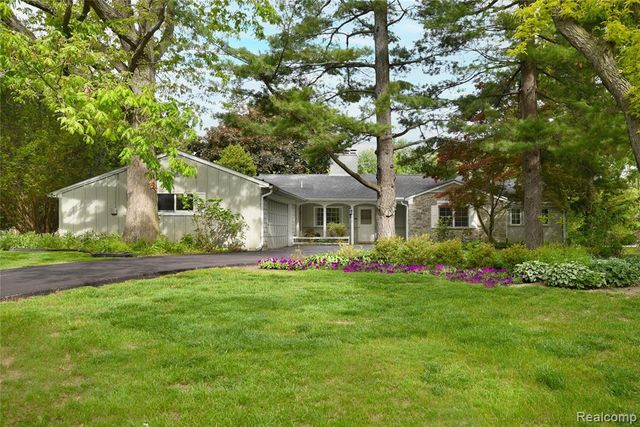2026 W Bend Court, Bloomfield Hills, MI 48302