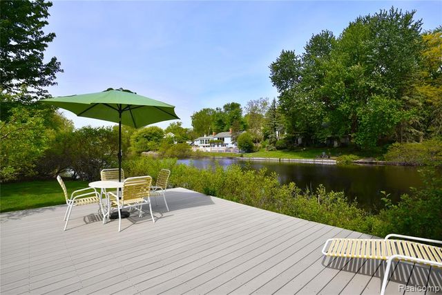 2026 W Bend Court, Bloomfield Hills, MI 48302