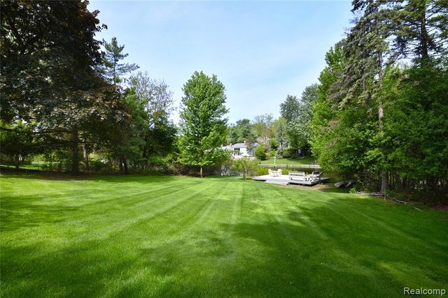 2026 W Bend Court, Bloomfield Hills, MI 48302