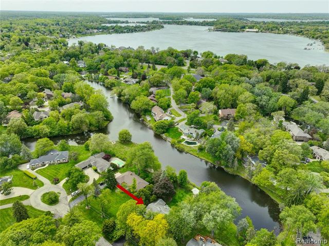 2026 W Bend Court, Bloomfield Hills, MI 48302