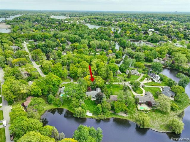 2026 W Bend Court, Bloomfield Hills, MI 48302