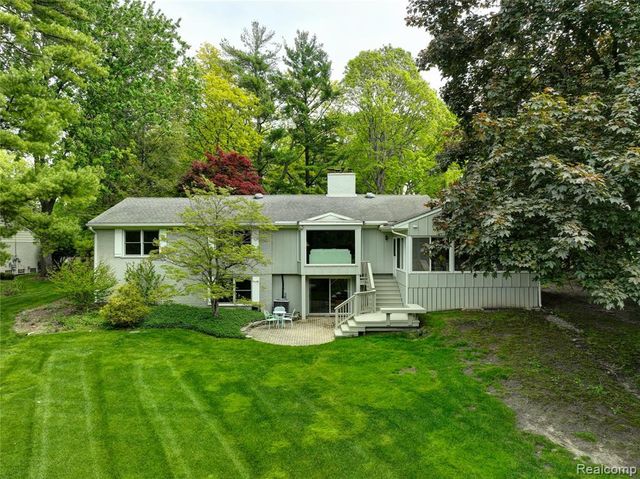2026 W Bend Court, Bloomfield Hills, MI 48302