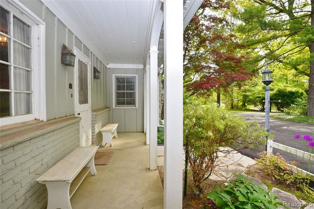 2026 W Bend Court, Bloomfield Hills, MI 48302