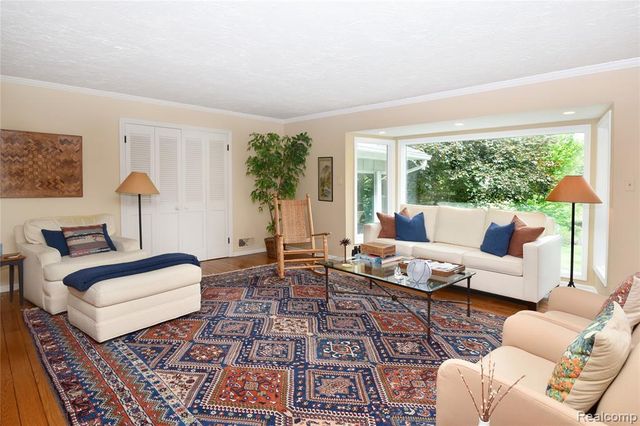 2026 W Bend Court, Bloomfield Hills, MI 48302