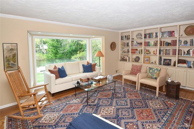2026 W Bend Court, Bloomfield Hills, MI 48302