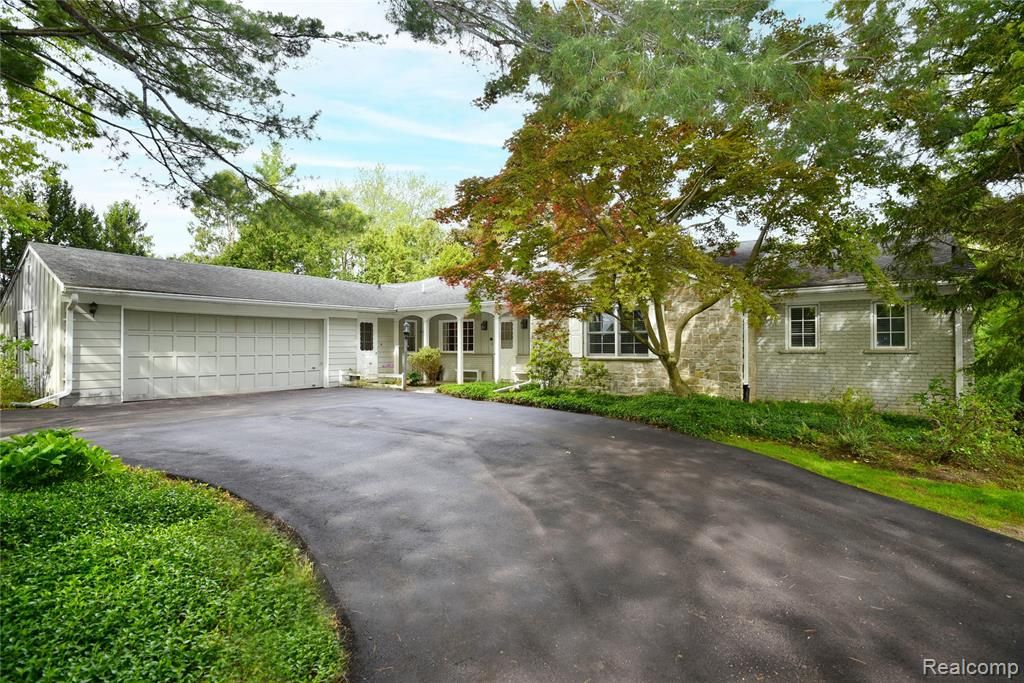2026 W Bend Court, Bloomfield Hills, MI 48302