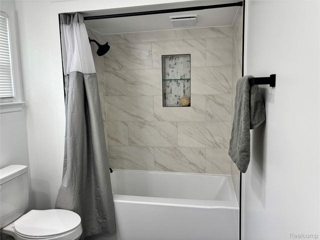 38552 Macintosh Court, Clinton Charter Township, MI 48036
