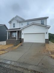 215 Land Breeze Dr, La Vergne, TN 37086