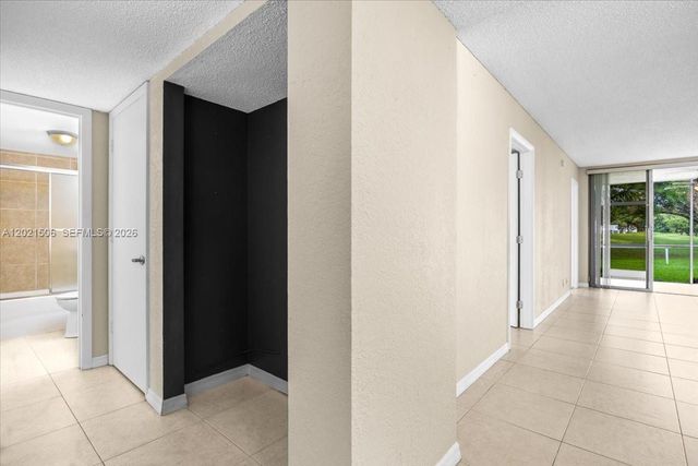 9501 Seagrape Dr 102, Davie, FL 33324