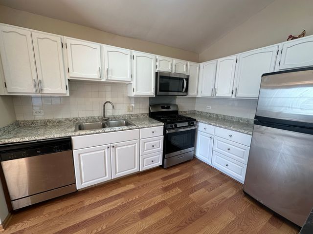 535 Le Parc Circle, Buffalo Grove, IL 60089