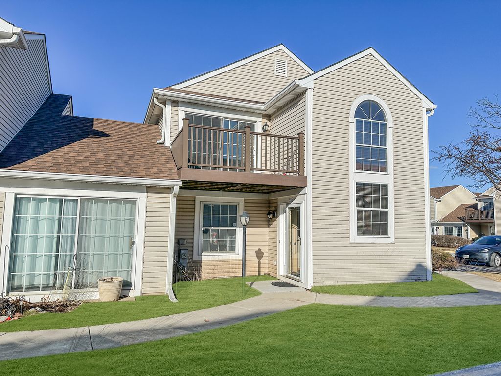 535 Le Parc Circle, Buffalo Grove, IL 60089