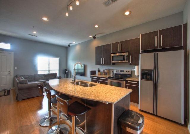 806 Jackson Hill Street 302, Houston, TX 77007