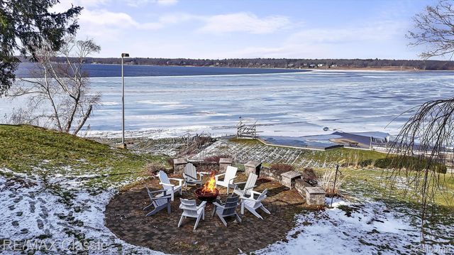 5118 S Shore Drive, Fruitport Village, MI 49461