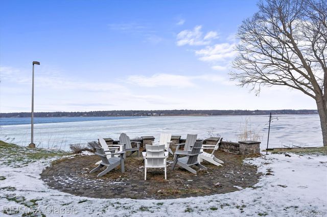 5118 S Shore Drive, Fruitport Village, MI 49461