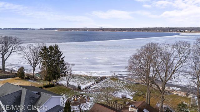 5118 S Shore Drive, Fruitport Village, MI 49461