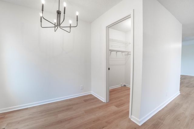 1805 Meadow Cliff Dr, Nashville, TN 37210