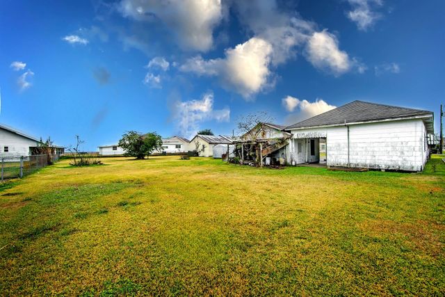 109 West Ave, Napoleonville, LA 70390
