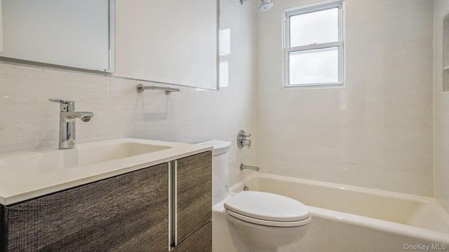 100 E Sunnyside Lane, Irvington, NY 10533