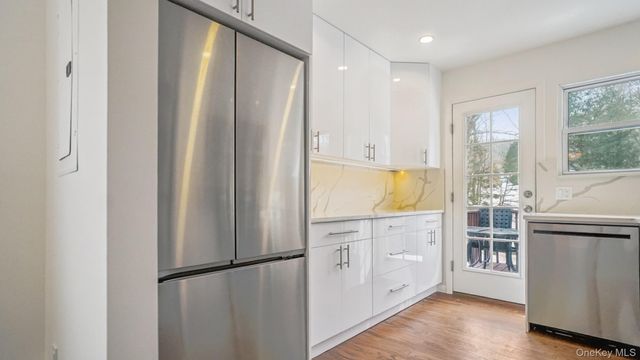 100 E Sunnyside Lane, Irvington, NY 10533