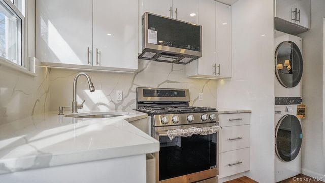 100 E Sunnyside Lane, Irvington, NY 10533