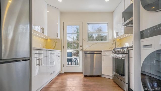 100 E Sunnyside Lane, Irvington, NY 10533