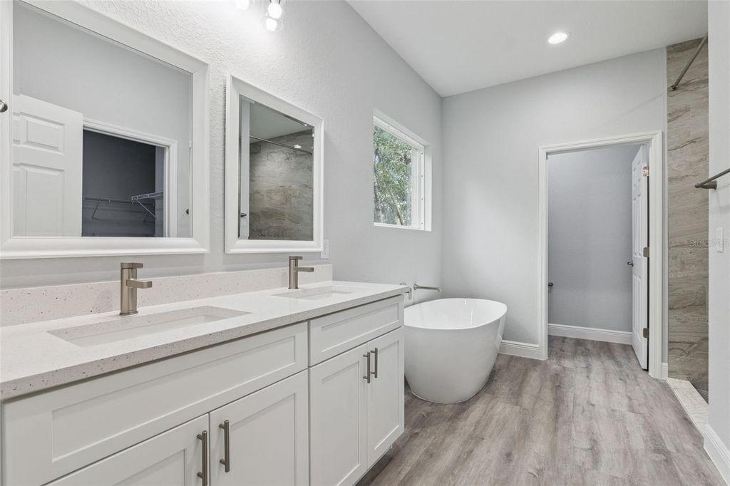 Image 13 of property listing at 2043 WATERSEDGE DRIVE, Deltona, FL 32738