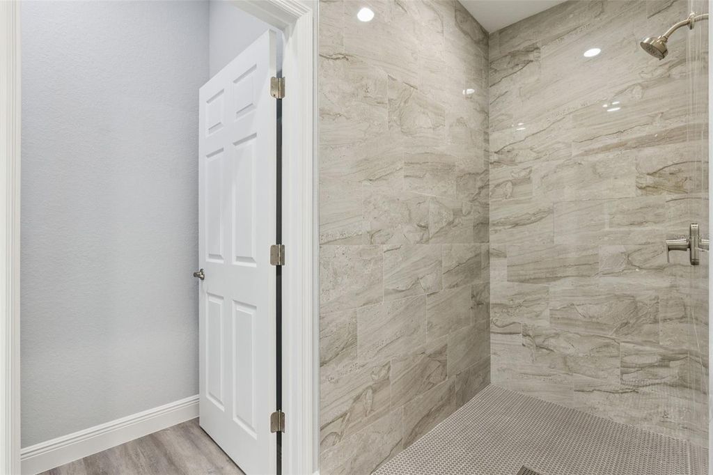 Image 15 of property listing at 2043 WATERSEDGE DRIVE, Deltona, FL 32738